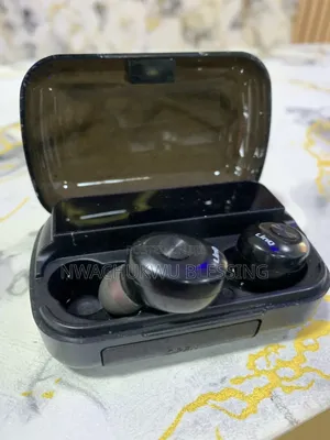Linq Earbuds With a Charging Case