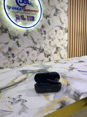 Linq Earbuds With a Charging Case