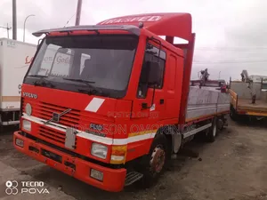 Volvo 8 Tyres Bucket Truck