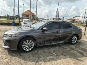 Toyota Camry LE FWD (2.5L 4cyl 8AM) 2018 Brown