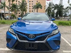 Toyota Camry SE FWD (2.5L 4cyl 8AM) 2018 Blue