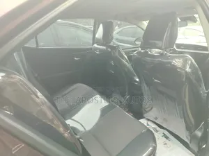 Toyota Corolla SE (1.8L 4cyl 6M) 2018 Burgundy