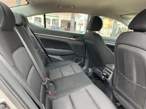 Hyundai Elantra SE Sedan FWD (2.0L 4cyl 6M) 2017 Silver
