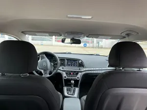 Hyundai Elantra SE Sedan FWD (2.0L 4cyl 6M) 2017 Silver