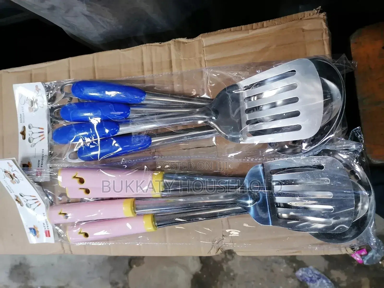 Cutlery Set With Plastic Handle and Chopping Board