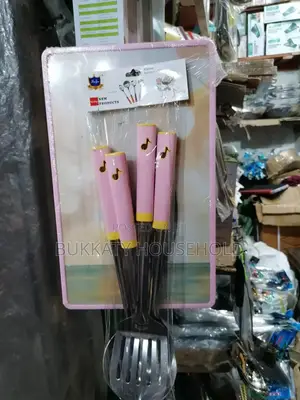 Cutlery Set With Plastic Handle and Chopping Board