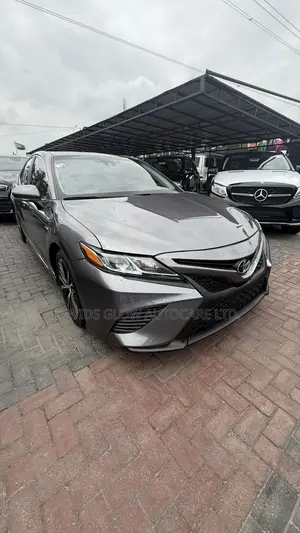 Toyota Camry SE FWD (2.5L 4cyl 8AM) 2018 Brown