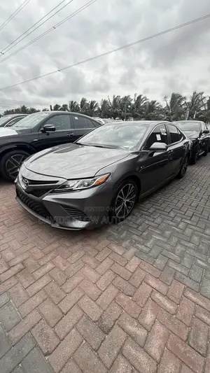 Toyota Camry SE FWD (2.5L 4cyl 8AM) 2018 Brown