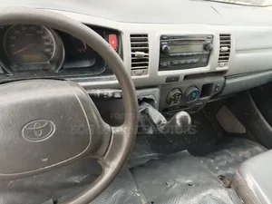 Toyota HiAce 2010 White