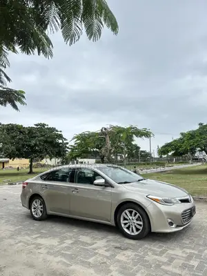 Toyota Avalon XLE Touring Sedan FWD (3.5L 6cyl 6A) 2013 Gold