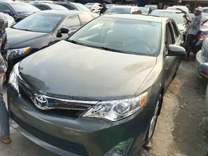 Toyota Camry XLE 4dr Sedan (2.5L 4cyl 6A) 2013 Green