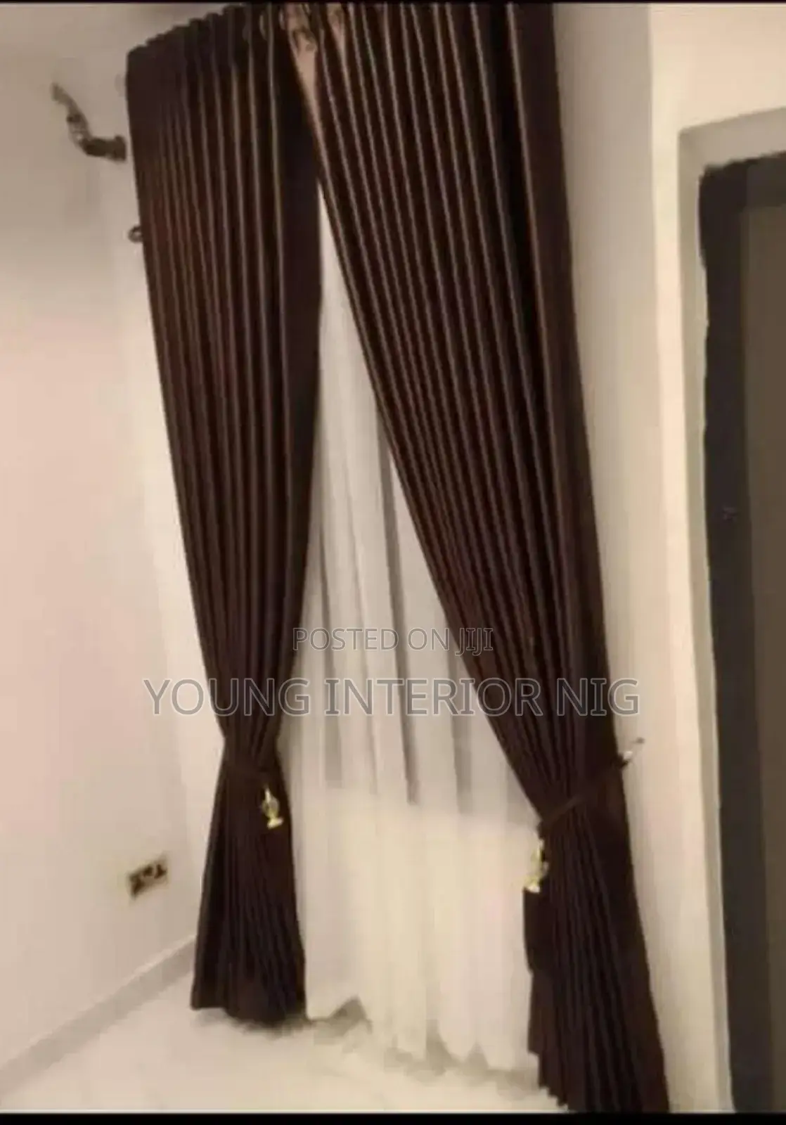Curtains/Window Blinds