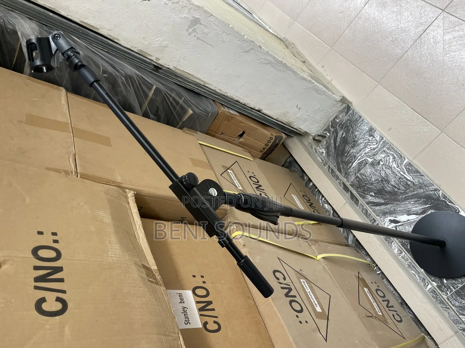 Round Base Microphone Stand Black.