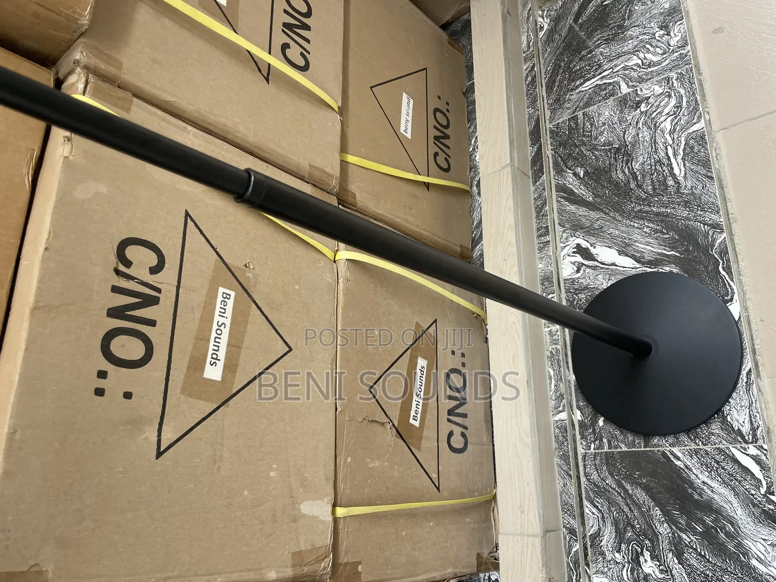 Round Base Microphone Stand Black.