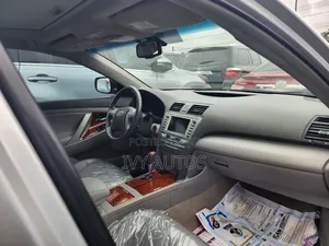 Toyota Camry XLE V6 4dr Sedan (3.5L 6cyl 6A) 2011 Silver