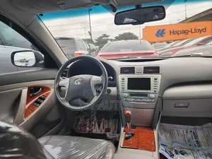 Toyota Camry XLE V6 4dr Sedan (3.5L 6cyl 6A) 2011 Silver