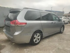 Toyota Sienna 2012 Silver