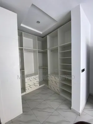 5bdrm Duplex in Chevron for rent