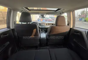 Toyota RAV4 XLE 4dr SUV (2.5L 4cyl 6A) 2018 Gray