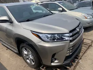 Toyota Highlander Limited V6 4x2 (3.5L 6cyl 6A) 2016 Gold