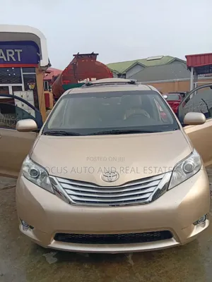 Toyota Sienna XLE 7 Passenger 2012 Gold