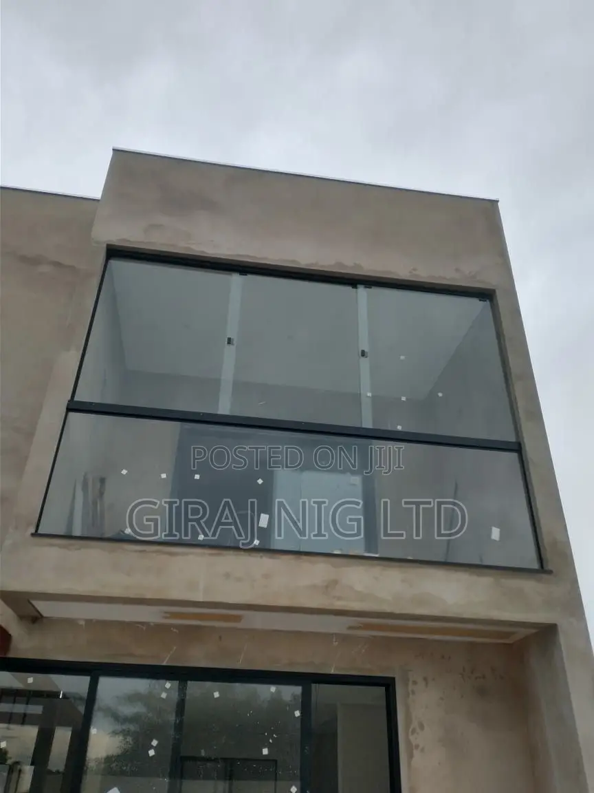 Showroom Transparent Glass