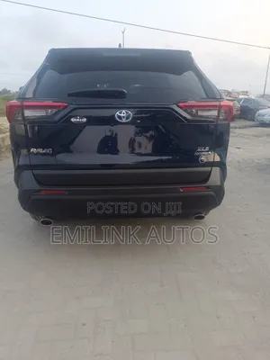 Toyota RAV4 XLE 2021 Blue