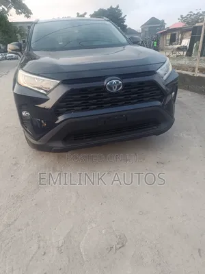 Toyota RAV4 XLE 2021 Blue
