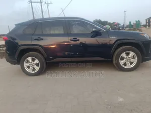 Toyota RAV4 XLE 2021 Blue
