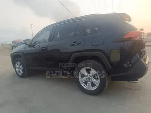 Toyota RAV4 XLE 2021 Blue