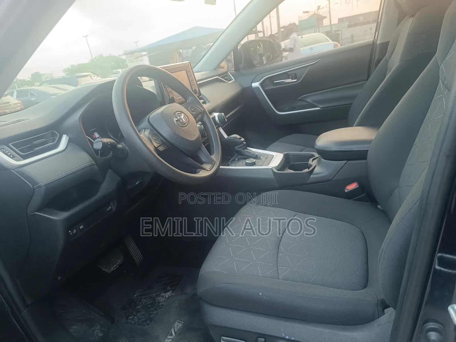 Toyota RAV4 XLE 2021 Blue