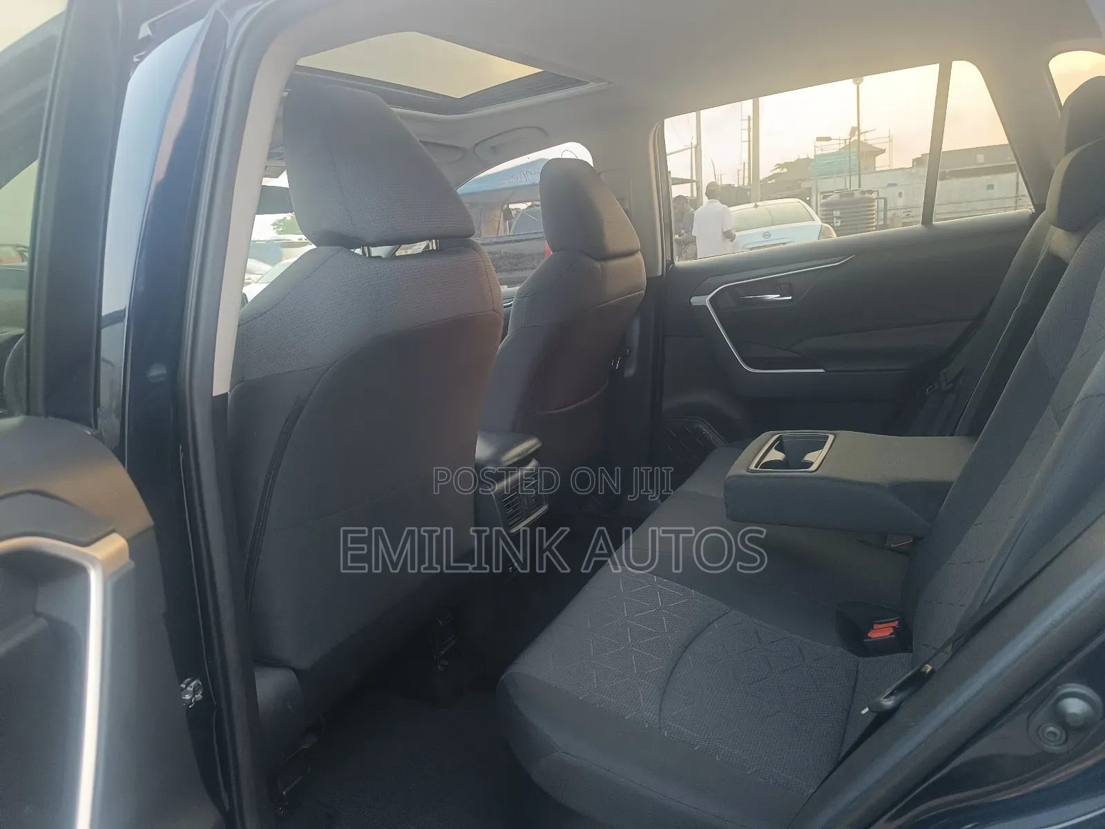 Toyota RAV4 XLE 2021 Blue