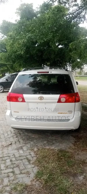 Toyota Sienna XLE 4WD 2007 White