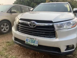 Toyota Highlander XLE 4dr SUV AWD (3.5L 6cyl 6A) 2015 White