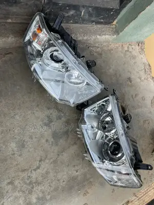Headlight Mitsubishi Pajero Sport 2015