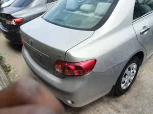 Toyota Corolla LE 4dr Sedan (1.8L 4cyl 4A) 2010 Silver