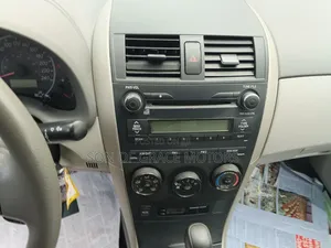 Toyota Corolla LE 4dr Sedan (1.8L 4cyl 4A) 2010 Silver
