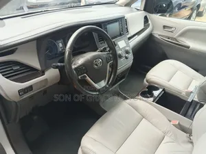 Toyota Sienna XLE Mobility Auto Access (3.5L 6cyl 8A) 2018 White