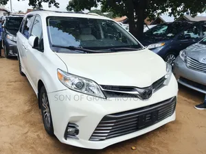 Toyota Sienna XLE Mobility Auto Access (3.5L 6cyl 8A) 2018 White