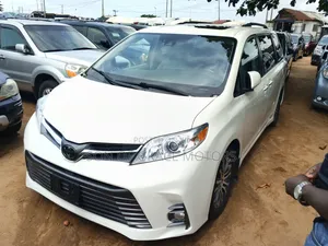 Toyota Sienna XLE Mobility Auto Access (3.5L 6cyl 8A) 2018 White