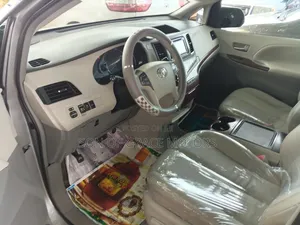 Toyota Sienna XLE AWD 7-Passenger 2013 Gray
