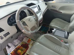 Toyota Sienna XLE AWD 7-Passenger 2013 Gray