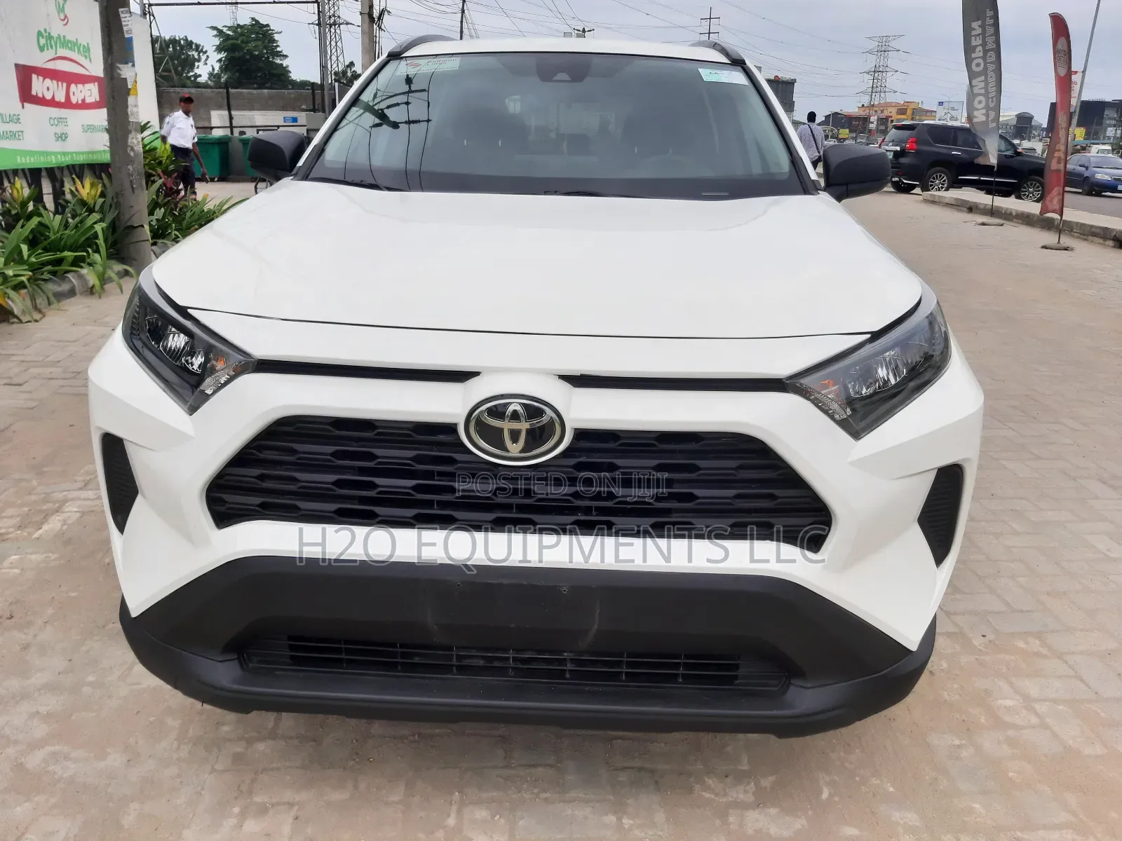 Toyota RAV4 LE 2021 White