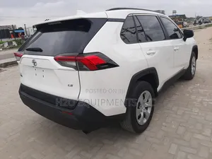 Toyota RAV4 LE 2021 White