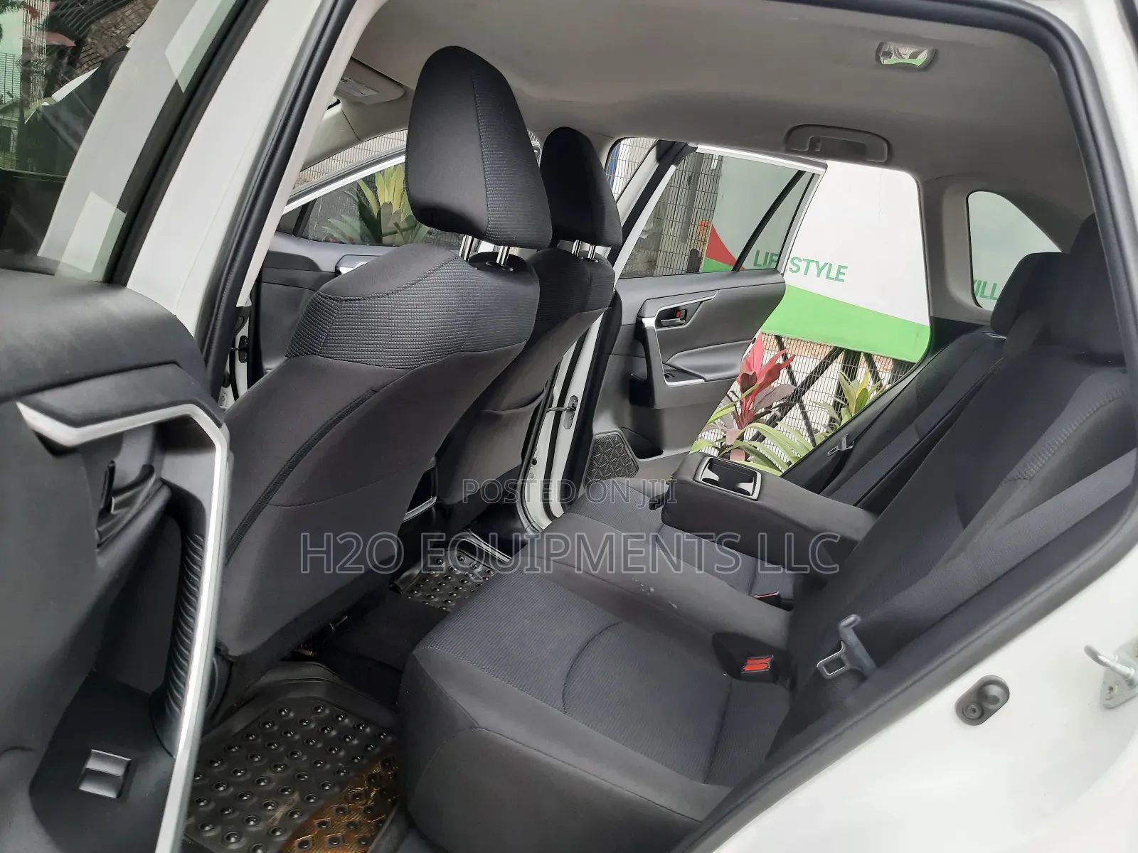 Toyota RAV4 LE 2021 White