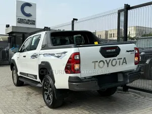 New Toyota Hilux 2025 White