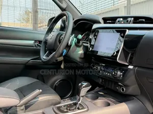 New Toyota Hilux 2025 Black