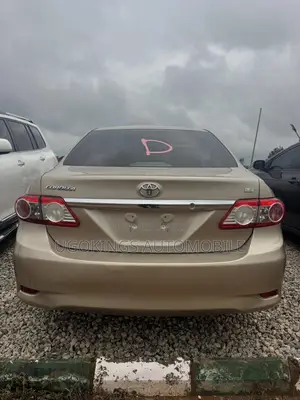 Toyota Corolla LE 4dr Sedan (1.8L 4cyl 4A) 2013 Gold