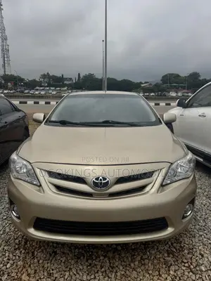 Toyota Corolla LE 4dr Sedan (1.8L 4cyl 4A) 2013 Gold