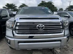 Toyota Sequoia Platinum 4dr SUV 4WD (5.7L 8cyl 6A) 2013 Silver